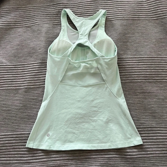 Lululemon Women’s Mesh With Me Tank Top in Sea Mist with shelf bra Size 6 EUC - Picture 2 of 2